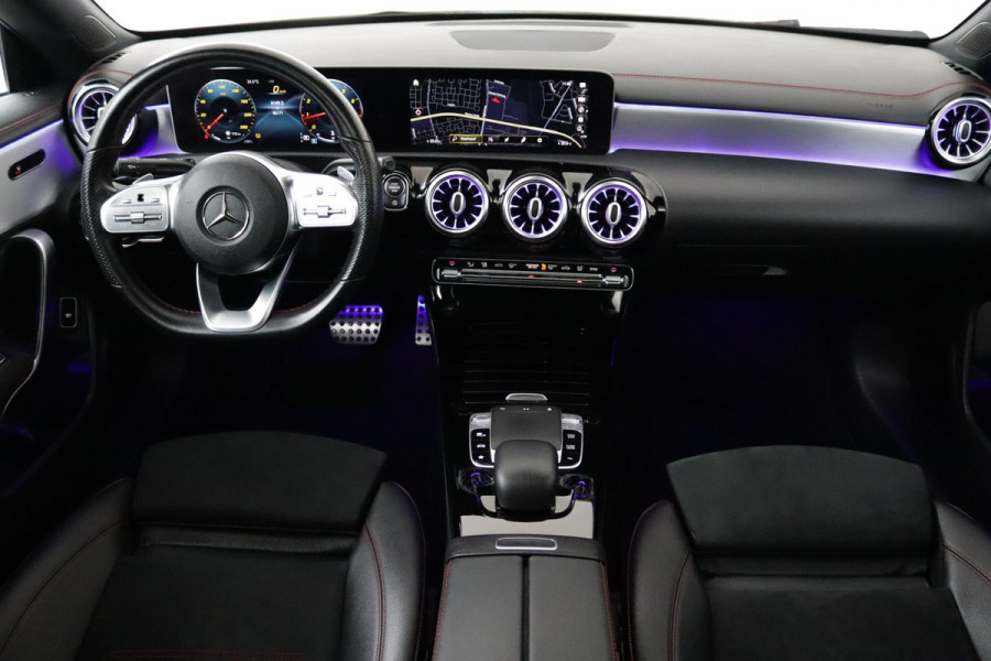 Mercedes-Benz CLA-Klasse 200 Business Solution AMG Automaat (SFEERVERLICHTING, PANO, CRUISE, NAVI, PDC, NL-AUTO, GOED ONDERHOUDEN)