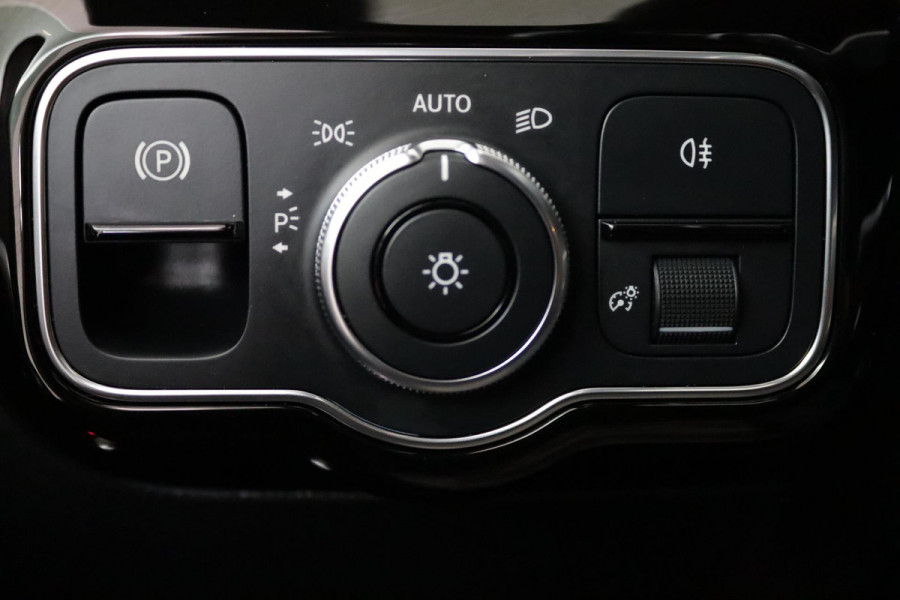 Mercedes-Benz CLA-Klasse 200 Business Solution AMG Automaat (SFEERVERLICHTING, PANO, CRUISE, NAVI, PDC, NL-AUTO, GOED ONDERHOUDEN)