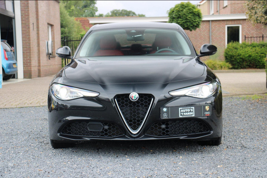 Alfa Romeo Giulia 2.0T Super 200 PK Aut. Adaptive Lane Assist Xenon Camera 18''