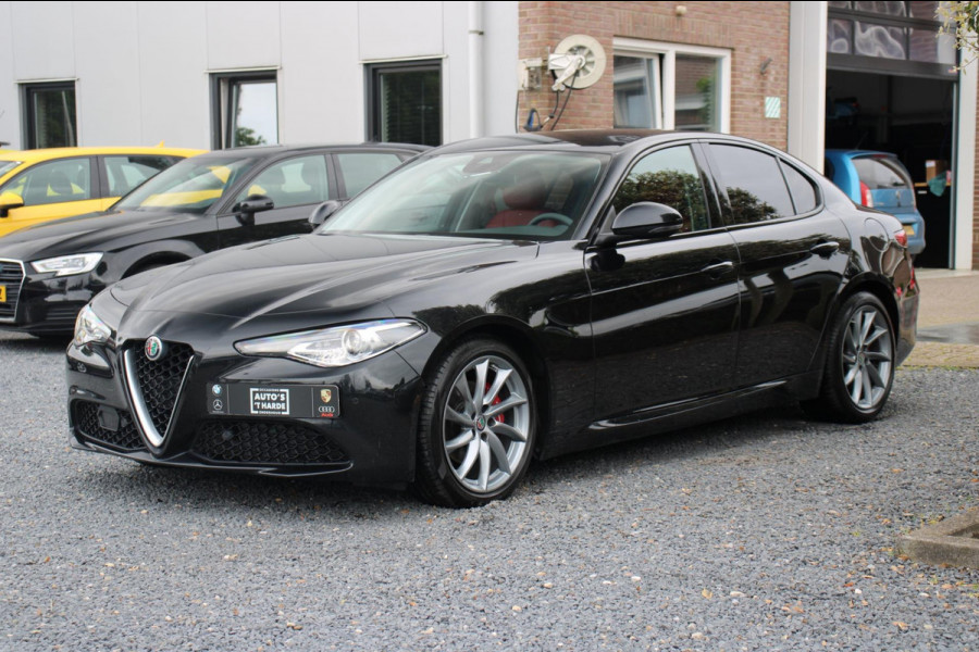 Alfa Romeo Giulia 2.0T Super 200 PK Aut. Adaptive Lane Assist Xenon Camera 18''