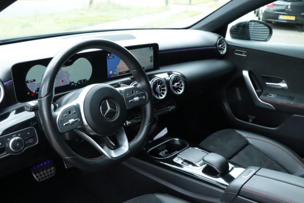 Mercedes-Benz A-Klasse A 250 Premium Plus | AMG / PANO - Sfeerverlichting