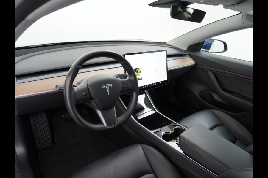 Tesla Model 3 SR+ Standard RWD Plus 325PK AutoPilot 2.5 Leer Premium-l.s. PanoDak Adaptive cruise 18" Camera's Elektr.-Stuur+Stoelen+Spiegels+ WIFI Ecc Navigatiesysteem full map LED Comfortstoel(en) ACC Dual-ECC DAB Voorverwarmen interieur via App Keyless via Telefoonsleutel One-Pedal-Drive Origin. NLse auto ! 1e eigenaar lease