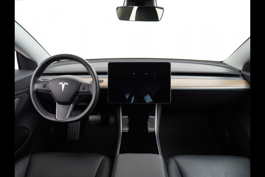 Tesla Model 3 SR+ Standard RWD Plus 325PK AutoPilot 2.5 Leer Premium-l.s. PanoDak Adaptive cruise 18" Camera's Elektr.-Stuur+Stoelen+Spiegels+ WIFI Ecc Navigatiesysteem full map LED Comfortstoel(en) ACC Dual-ECC DAB Voorverwarmen interieur via App Keyless via Telefoonsleutel One-Pedal-Drive Origin. NLse auto ! 1e eigenaar lease