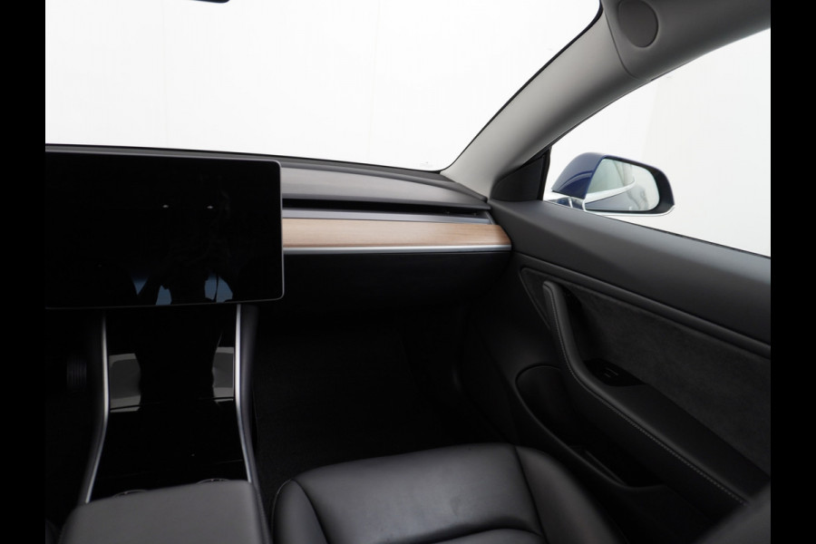 Tesla Model 3 SR+ Standard RWD Plus 325PK AutoPilot 2.5 Leer Premium-l.s. PanoDak Adaptive cruise 18" Camera's Elektr.-Stuur+Stoelen+Spiegels+ WIFI Ecc Navigatiesysteem full map LED Comfortstoel(en) ACC Dual-ECC DAB Voorverwarmen interieur via App Keyless via Telefoonsleutel One-Pedal-Drive Origin. NLse auto ! 1e eigenaar lease