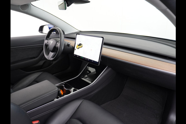 Tesla Model 3 SR+ Standard RWD Plus 325PK AutoPilot 2.5 Leer Premium-l.s. PanoDak Adaptive cruise 18" Camera's Elektr.-Stuur+Stoelen+Spiegels+ WIFI Ecc Navigatiesysteem full map LED Comfortstoel(en) ACC Dual-ECC DAB Voorverwarmen interieur via App Keyless via Telefoonsleutel One-Pedal-Drive Origin. NLse auto ! 1e eigenaar lease