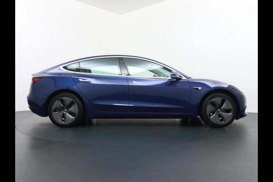 Tesla Model 3 SR+ Standard RWD Plus 325PK AutoPilot 2.5 Leer Premium-l.s. PanoDak Adaptive cruise 18" Camera's Elektr.-Stuur+Stoelen+Spiegels+ WIFI Ecc Navigatiesysteem full map LED Comfortstoel(en) ACC Dual-ECC DAB Voorverwarmen interieur via App Keyless via Telefoonsleutel One-Pedal-Drive Origin. NLse auto ! 1e eigenaar lease