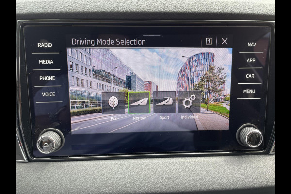 Škoda Karoq 1.5 TSI 150pk DSG Style | Navigatie | Apple Carplay/Android Auto | Parkeersensoren | Camera | Adaptive Cruise Control | Elektrische achterklep | Wegklapbare trekhaak | Stoel- en stuurverwarming | Ledverlichting | Virtual Cockpit | Climate Control