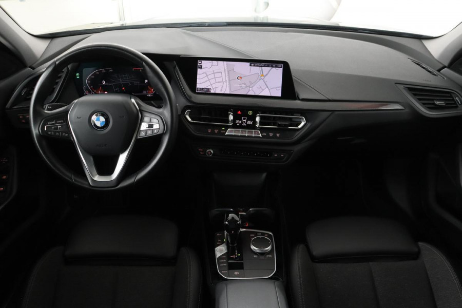 BMW 1-serie 118i Sport Line | Executive | Live Cockpit | Carplay | Sportstoelen | Full LED | Half leder | PDC | Navigatie | Sfeerverlichting