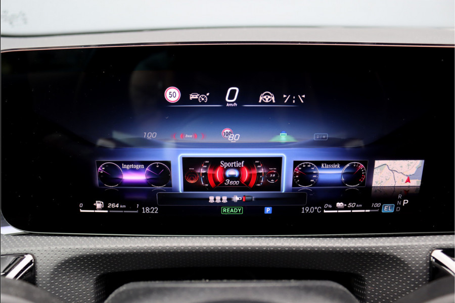 Mercedes-Benz A-Klasse 250 e AMG Line Aut8 | Facelift | Panoramadak | Distronic+ | Memory | Verwarmd Stuurwiel | Keyless Go | Trekhaak | Sfeerverlichting | HUD | Widescreen | Voorklimatisering |