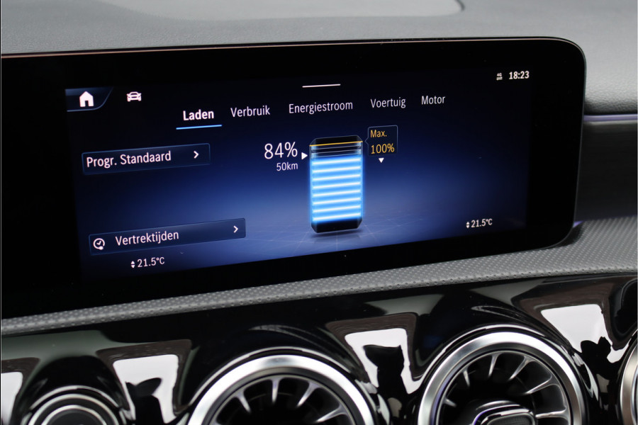 Mercedes-Benz A-Klasse 250 e AMG Line Aut8 | Facelift | Panoramadak | Distronic+ | Memory | Verwarmd Stuurwiel | Keyless Go | Trekhaak | Sfeerverlichting | HUD | Widescreen | Voorklimatisering |