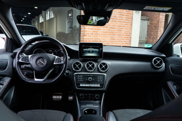 Mercedes-Benz A-Klasse 200 AMG Line PANO / NAVI / PDC