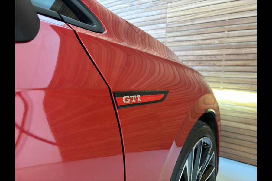 Volkswagen Golf 2.0 TSI GTI Performance | Clubsport tuning 300PK | Camera | IQ LED | Ambient | Carplay | 19INCH | Kings RED |
