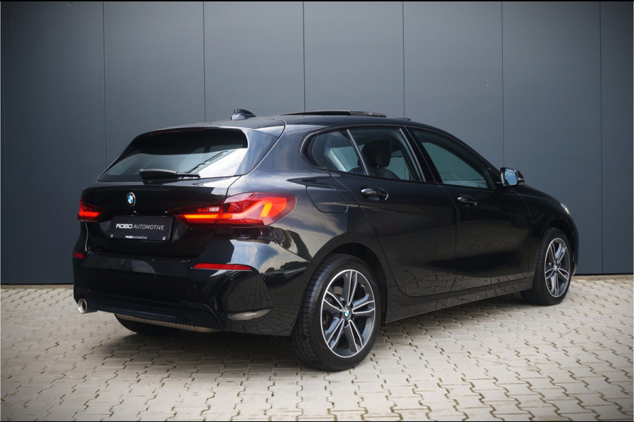 BMW 1-serie 118i Executive Ed. Sport | Panoramadak | Stoelverwarming | Stuur verwarming | Apple Carplay | Keyless | Automaat | Led | PDC | Aut. Airco | Cruise Control | Navigatie | Dealer Onderhouden |