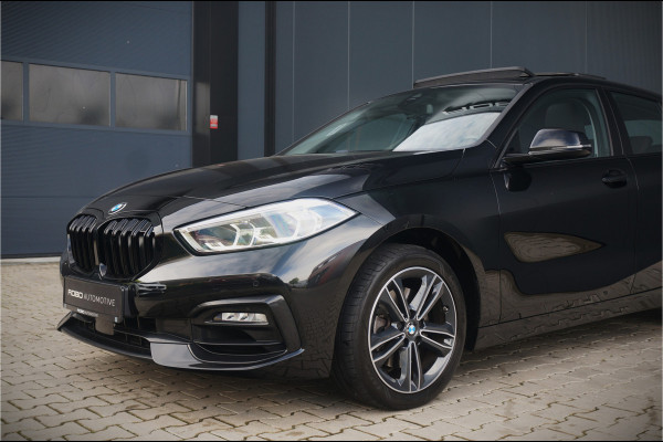 BMW 1-serie 118i Executive Ed. Sport | Panoramadak | Stoelverwarming | Stuur verwarming | Apple Carplay | Keyless | Automaat | Led | PDC | Aut. Airco | Cruise Control | Navigatie | Dealer Onderhouden |