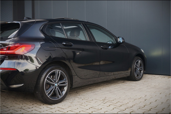 BMW 1-serie 118i Executive Ed. Sport | Panoramadak | Stoelverwarming | Stuur verwarming | Apple Carplay | Keyless | Automaat | Led | PDC | Aut. Airco | Cruise Control | Navigatie | Dealer Onderhouden |