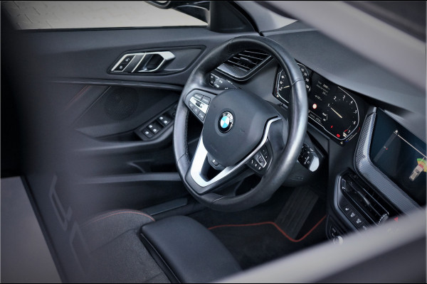 BMW 1-serie 118i Executive Ed. Sport | Panoramadak | Stoelverwarming | Stuur verwarming | Apple Carplay | Keyless | Automaat | Led | PDC | Aut. Airco | Cruise Control | Navigatie | Dealer Onderhouden |