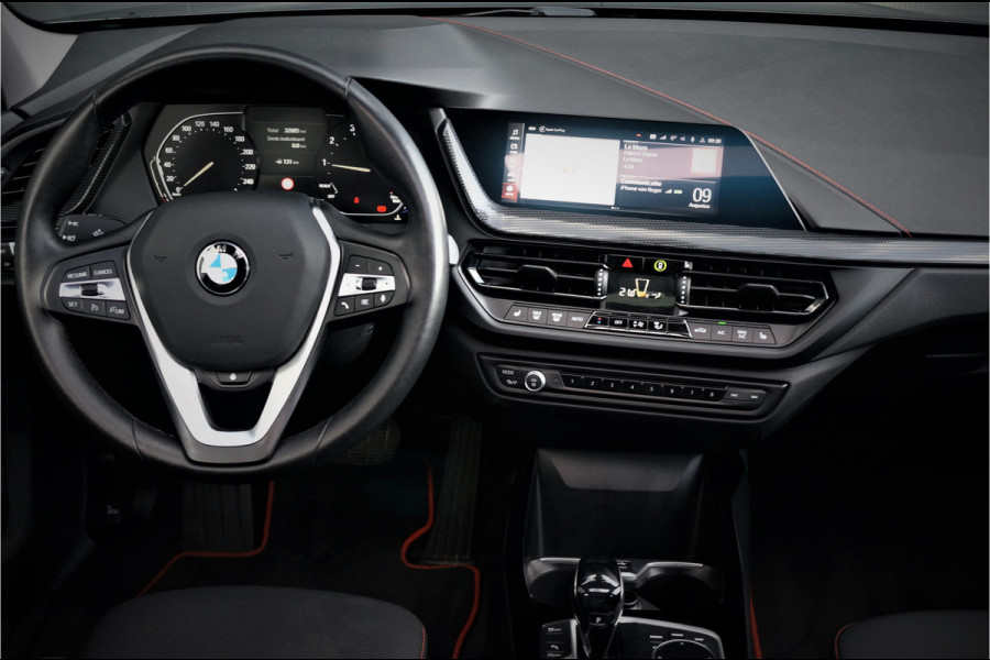 BMW 1-serie 118i Executive Ed. Sport | Panoramadak | Stoelverwarming | Stuur verwarming | Apple Carplay | Keyless | Automaat | Led | PDC | Aut. Airco | Cruise Control | Navigatie | Dealer Onderhouden |