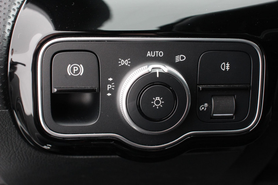 Mercedes-Benz A-Klasse 180 Progressive 7-DCT | Navigatie | Climate Control | Virtual Cockpit | Stoelverwarming | 17" Lichtmetalen velgen | Parkeer sensoren | Cruise Control
