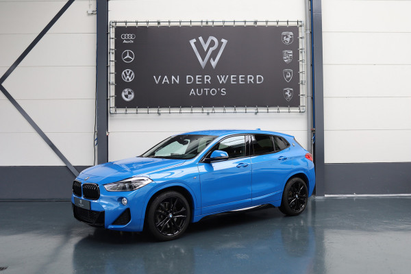 BMW X2 sDrive20i High Executive Edition | Ned Auto | volledig in Black Optiek uitgevoerd | Black Line M velgen | M uitvoering |