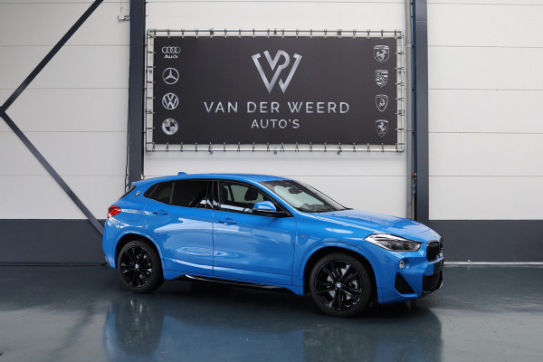 BMW X2 sDrive20i High Executive Edition | Ned Auto | volledig in Black Optiek uitgevoerd | Black Line M velgen | M uitvoering |