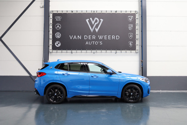 BMW X2 sDrive20i High Executive Edition | Ned Auto | volledig in Black Optiek uitgevoerd | Black Line M velgen | M uitvoering |