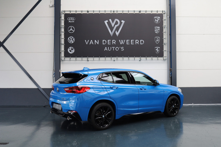 BMW X2 sDrive20i High Executive Edition | Ned Auto | volledig in Black Optiek uitgevoerd | Black Line M velgen | M uitvoering |