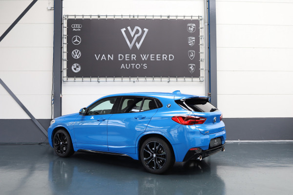 BMW X2 sDrive20i High Executive Edition | Ned Auto | volledig in Black Optiek uitgevoerd | Black Line M velgen | M uitvoering |