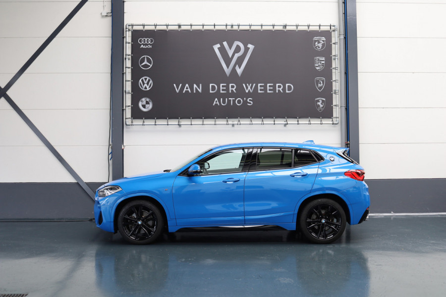 BMW X2 sDrive20i High Executive Edition | Ned Auto | volledig in Black Optiek uitgevoerd | Black Line M velgen | M uitvoering |