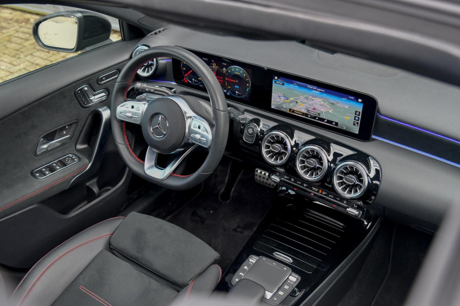 Mercedes-Benz A-Klasse 250 e AMG, BTW, Pano, Memory, Dodeh, Keyless, Camera, Sfeer, CarPlay!