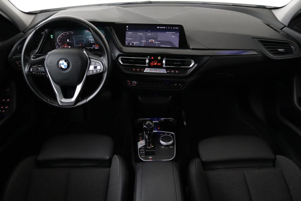 BMW 1-serie 118i Executive Edition Sportline Automaat (SFEERVERLICHTING, NAVIGATIE, PDC, CARPLAY, NL-AUTO, DEALER ONDERHOUDEN)