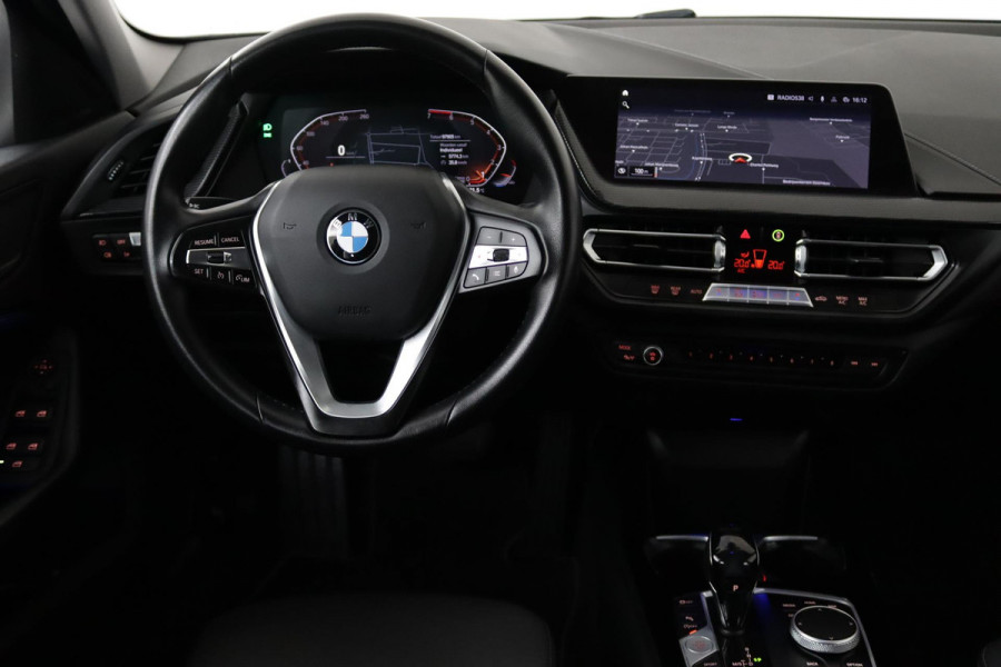 BMW 1-serie 118i Executive Edition Sportline Automaat (SFEERVERLICHTING, NAVIGATIE, PDC, CARPLAY, NL-AUTO, DEALER ONDERHOUDEN)