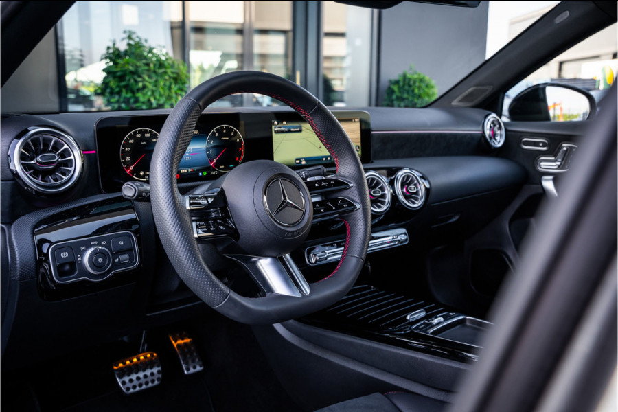 Mercedes-Benz A-Klasse A220 4MATIC AMG Line FL - Panorama | Burmester | ACC | HUD