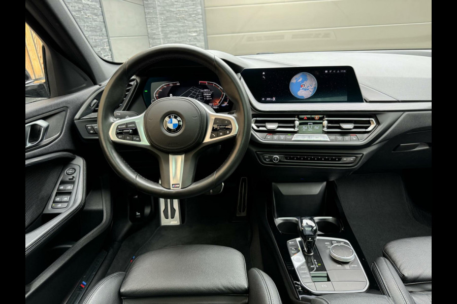 BMW 1-serie 118i M-performance | Automaat | Pano | Kuipstoelen leer | Stoelverwarming | LED | Getint glas | Sportonderstel | Compleet!