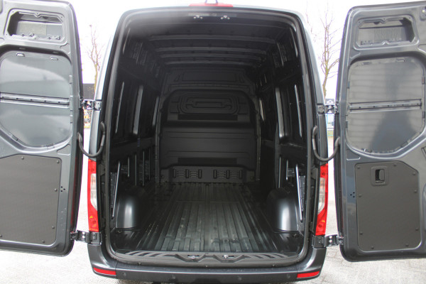 Mercedes-Benz Sprinter 317 CDI L2H2 3500 KG trekhaak, LED, MBUX met parkeerpakket en camera