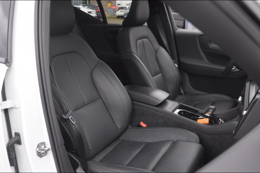 Volvo XC40 P8 408PK Automaat Recharge AWD R-Design / Semi-elektrisch inklapbare trekhaak / Google Services / Elektrisch verstelbare stoelen / Apple Carplay /Parkeersensoren voor en achter /