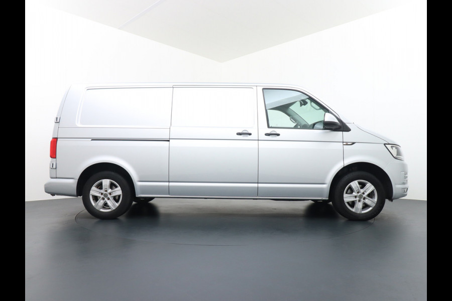 Volkswagen Transporter T6 2.0TDI 115pk L2H1 3Pers. Carplay-Android Auto Trekhaak Navi 3 PDC Schuifdeur Airco Highline Betonplex Pater kast systeem DAB+ LMV Bluetooth Mirror Link CV Afstandbed. Bumpers+Spiegels-in kleur EURO6 2200 kg trekvermogen !!