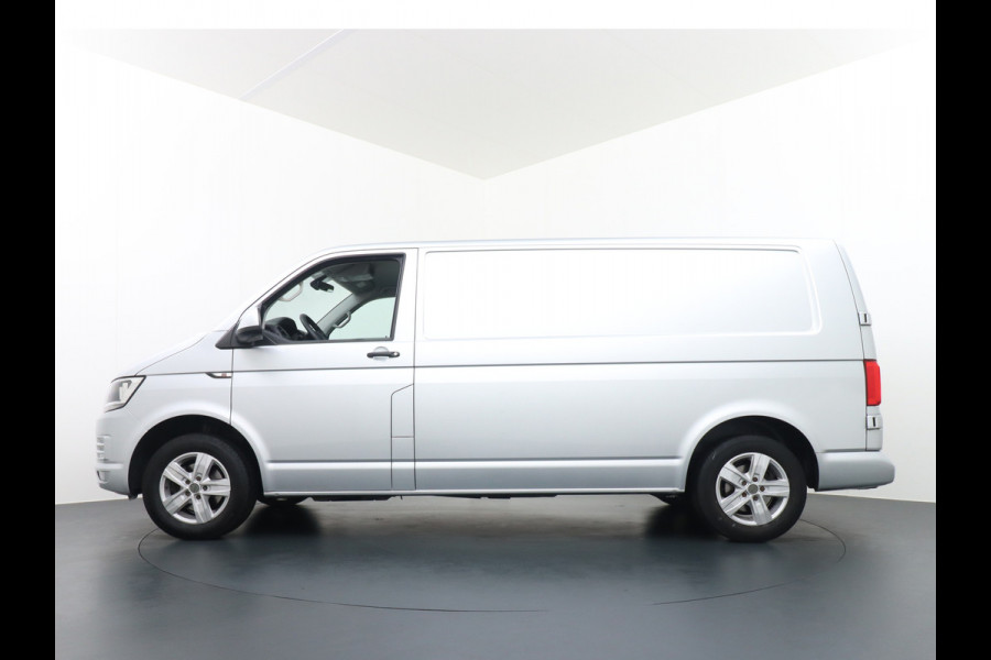 Volkswagen Transporter T6 2.0TDI 115pk L2H1 3Pers. Carplay-Android Auto Trekhaak Navi 3 PDC Schuifdeur Airco Highline Betonplex Pater kast systeem DAB+ LMV Bluetooth Mirror Link CV Afstandbed. Bumpers+Spiegels-in kleur EURO6 2200 kg trekvermogen !!