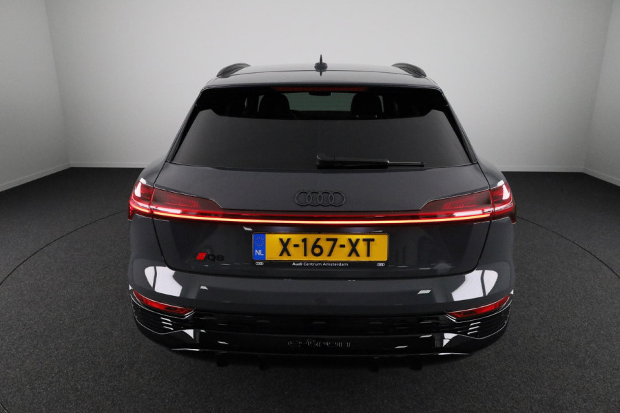 Audi Q8 e-tron 50 quattro S Edition 95 kWh 340 pk S-tronic | Verlengde garantie | Navigatie | Parkeersensoren (Park assist) | Rondomzichtcamera | 22" lichtmetalen velgen |