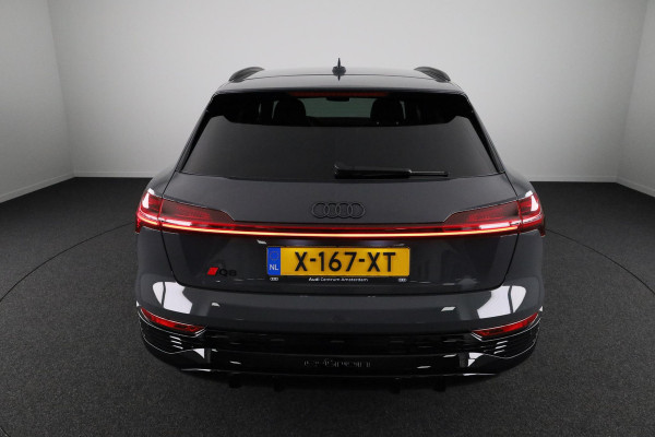 Audi Q8 e-tron 50 quattro S Edition 95 kWh 340 pk S-tronic | Verlengde garantie | Navigatie | Parkeersensoren (Park assist) | Rondomzichtcamera | 22" lichtmetalen velgen |