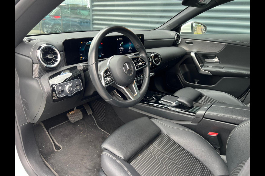 Mercedes-Benz CLA-Klasse 180 Business Solution | Camera | Led | Navigatie | Stoelverwarming | 18'' L.M. |