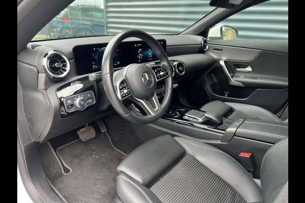 Mercedes-Benz CLA-Klasse 180 Business Solution | Camera | Led | Navigatie | Stoelverwarming | 18'' L.M. |