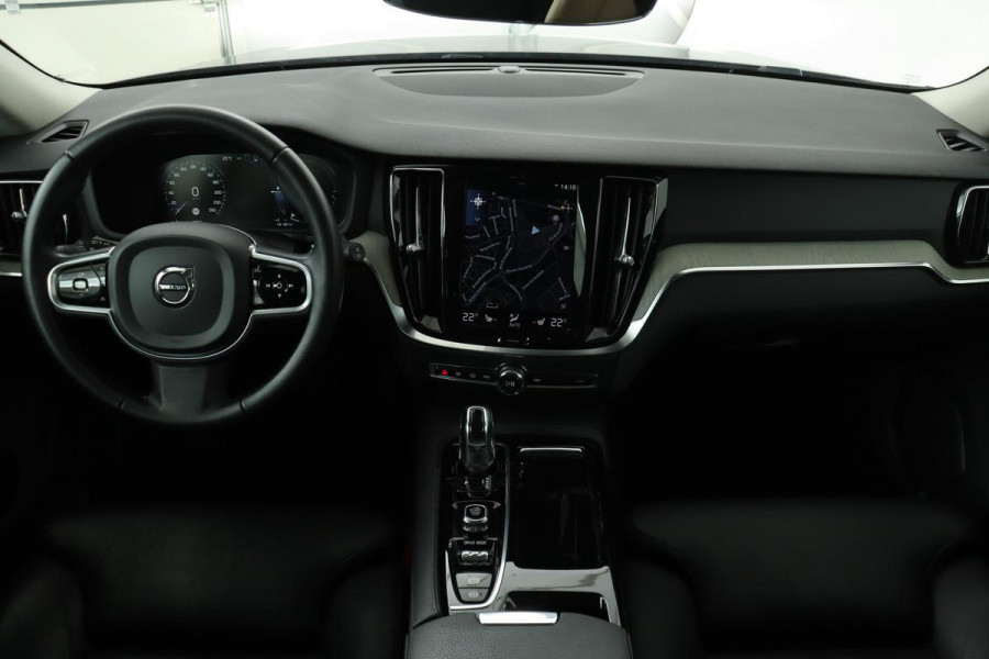 Volvo V60 2.0 T8 Twin Engine Inscription | Carplay | Trekhaak | PDC | Navigatie | Panoramadak | Leder | Stoelverwarming | Full LED