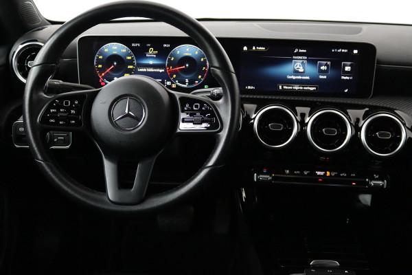 Mercedes-Benz A-Klasse 200 Business Solution Automaat (NAVIGATIE, CAMERA, STOELVERWARMING, PDC, GOED ONDERHOUDEN, 1e EIGENAAR)