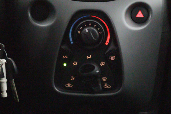 Toyota Aygo 1.0 VVT-i X-Play Automaat | Airco | Camera | Bluetooth | Privacy Glass |