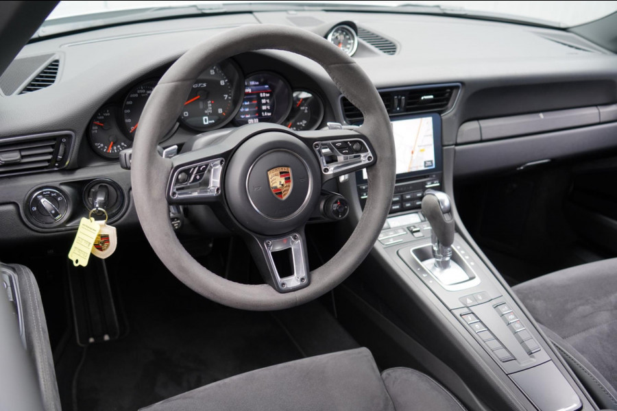 Porsche 911 3.0 Carrera GTS / 4wielbesturing / Sport Chrono / Sportuilaat / Dealer onderhouden / NL-Auto!