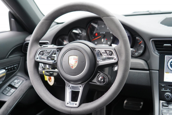 Porsche 911 3.0 Carrera GTS / 4wielbesturing / Sport Chrono / Sportuilaat / Dealer onderhouden / NL-Auto!