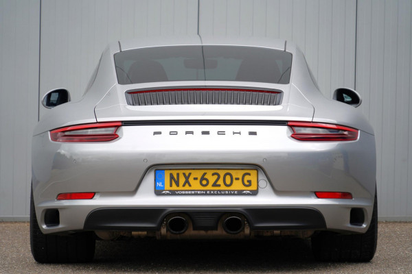 Porsche 911 3.0 Carrera GTS / 4wielbesturing / Sport Chrono / Sportuilaat / Dealer onderhouden / NL-Auto!