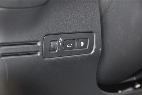 Volvo XC40 T5 262PK Automaat Recharge R-Design / Adaptieve cruise control / Panoramadak / Elektrische stoelen met geheugen / Harman Kardon Audio / Elektrische achterklep / Parkeersensoren met camera / Stoel en stuurwielverwarming