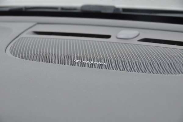 Volvo XC40 T5 262PK Automaat Recharge R-Design / Adaptieve cruise control / Panoramadak / Elektrische stoelen met geheugen / Harman Kardon Audio / Elektrische achterklep / Parkeersensoren met camera / Stoel en stuurwielverwarming