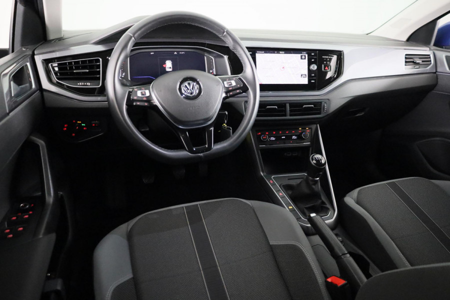 Volkswagen Polo 1.0 TSI Highline R-Line 95 PK | Navigatie | Parkeersensoren | 17"LM velgen | Digitaal dashboard |